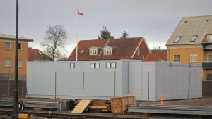 Der er allerede lavet en omformer ved stationen i Odder. Den består af to store containere og en, der er lidt mindre. Foto: Hans Jørgensen