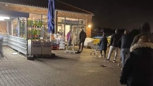 Torsdag morgen før klokken syv stod kunderne i kø foran denne Rema 1000 i Frederikshavn for at sikre sig flæskesteg til julepris. Foto: Maria Oien