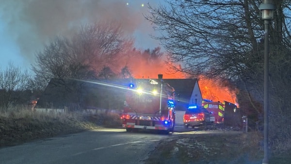 Voldsom brand: Flammer spiser store dele af gård