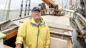 Curt Hoé er skipper på Nordstjernen, som har været på vandet i flere dage i forbindelse med Fyn Rundt for Bevaringsværdige Sejlskibe. Foto: Mads Dalegaard