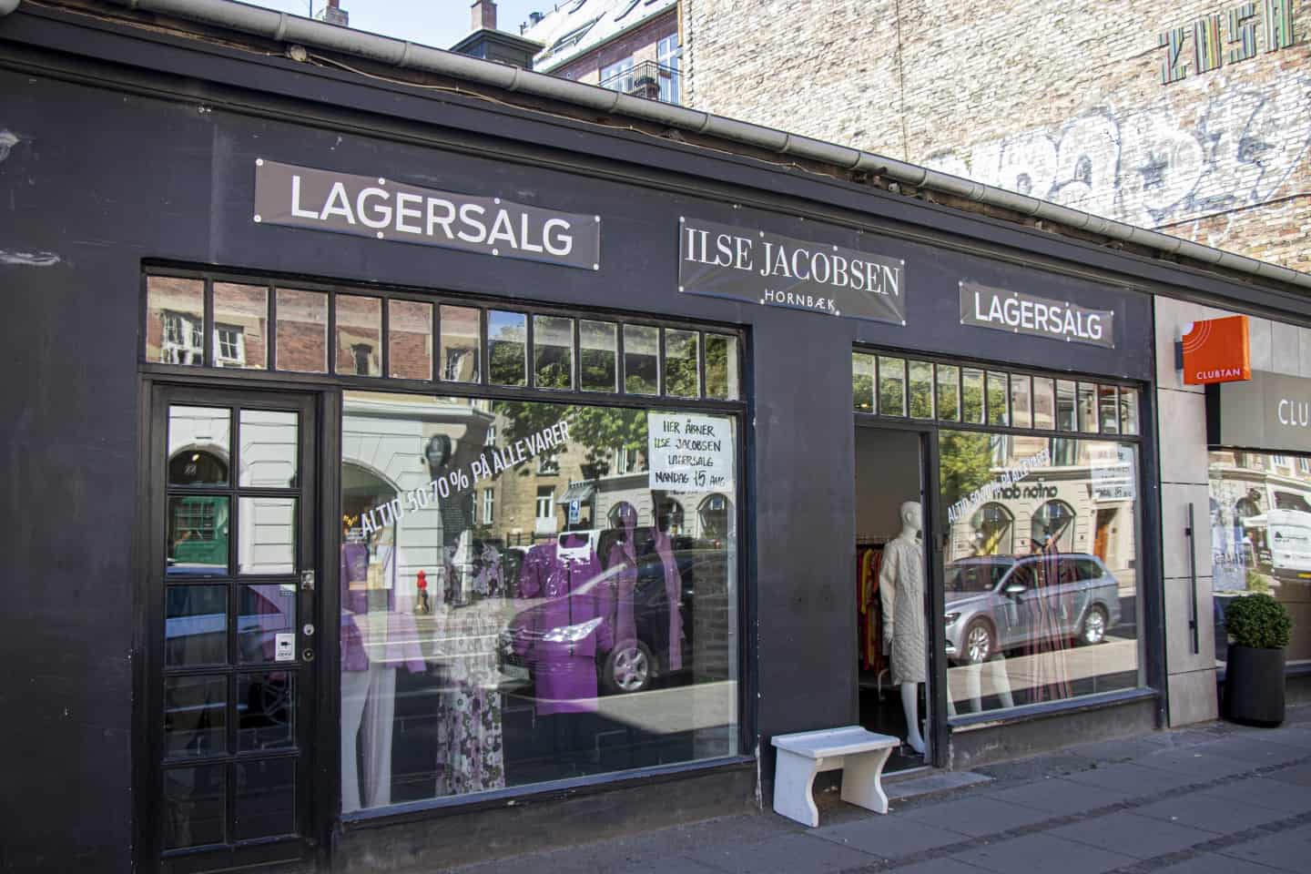 Lagersalg i Ilse Jacobsen-outlet med frakker og kjoler baner | frederiksbergliv.dk