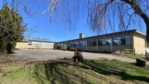 Den gamle skole i Nørreby, der længe har stået tom, kan fra det nye år formodentlig blive Nordfyns Ungdomscenters nye adresse. Foto: Thomas Gregersen
