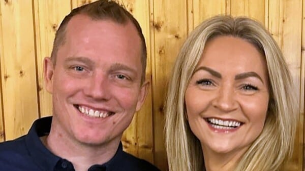 Birna kaldte ham irriterende - i dag er deres bryllupsdato tatoveret på Caspers arm