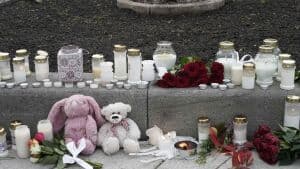 Blomster og lys er torsdag blevet stillet på en plads i det centrale Kongsberg, dagen efter at en dansk statsborger dræbte fem mennesker i den sydøstnorske by. Foto: Terje Pedersen / NTB / AFP