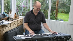 Leo Vang har efter en hjerneblødning i 2018 haft udfordringer med at spille keyboard. Men de hyppige øvere med bandet JM's Lille Bigband har han udviklet sig. Arkivfoto: Søren Gylling