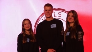 Molly Gerdes (til venstre), Nicolai Damgaard og Cecilie Nylund kæmpede for klassen ved Skills Stafetten, hvor de suverænt vandt finalen. Foto Learnmark Horsens