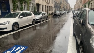 Der bliver endnu mere rift om parkeringspladserne i Absalonsgade, når der forsvinder 24 styk. Foto: Mynthe Villadsen