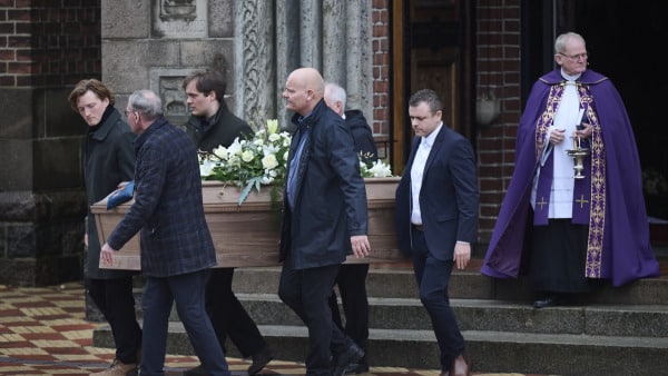 Se alle billederne: Fynboer og fodboldstjerner sagde et sidste farvel til Sepp