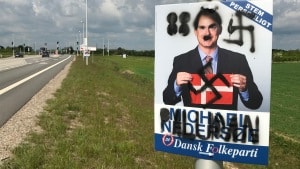 Seks af Michael Nedersøes (DF) valgplakater på Ny Hattingvej er blevet udsat for omfattende hærværk. Privatfoto