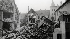 Billedet her viser Socialdemokratens ødelagte trykkeribygning 15. marts 1945. Også naboen Randers Dagblad blev ramt. Arkivfoto: Randers Stadsarkiv