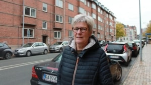 Mette Mortensen, der bor i Bredstedgade tæt på banegården, håber, at hendes gade bliver en af dem, der får indført beboerlicens til parkering i det nye år. Foto: Sarah Yousef