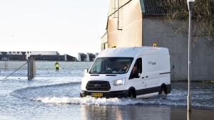 Kajkanten og flere gader på Assens Havn blev oversvømmet i forbindelse med høj vandstand i 2019. Arkivfoto: Kim Rune