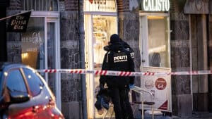 En 47-årig mand blev søndag ramt af skud i en bagelbutik på Frederiksberg. Gerningsmanden er fortsat på fri fod. Foto: Mads Claus Rasmussen/Ritzau Scanpix