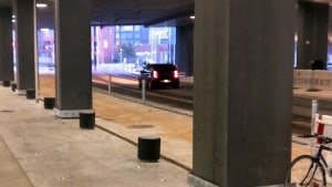 Her går det galt: I stedet for at svinge ind til parkeringsanlægget under Dokk1 fik en bilist forvildet sig ind på letbanens spor. Heldigvis kom der ikke et tog. Privatfoto