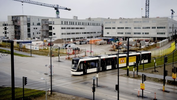 Fare for styrt fra 15 meters højde: Kritikken hagler ned over Nyt OUH