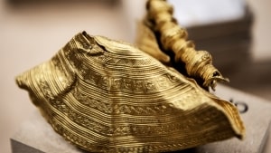 Nu er det officielt: Denne guldbrakteat fra Vindelevskatten er verdens største af sin art. Den slår dermed en 140 år gammel verdensrekord, som blev sat af et fund fra Skåne. Foto: Mette Mørk