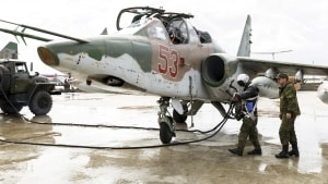 Billedet, der stammer fra det russiske forsvarsministerium, viser angiveligt en russisk pilot og hans kampfly på en luftbase i Syrien i 2016. Dan-Bunkering-sagen handler om salg af jetbrændstof, netop da Rusland trådte ind i krigen i Syrien på regimets side og indledte bombardementer med fly. Foto: Reuters/Ritzau Scanpix