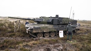 Pansring, mobilitet og ildkraft er nøgleordene for Forsvarets nye Leopard-kampvogne, der blev præsenteret i Oksbøl i efteråret. Fremover skal der flere soldater og meget mere materiel til at passe på Danmark. Arkivfoto: Henning Bagger/Ritzau Scanpix