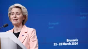 Kommissionsformand Ursula von der Leyen siger, at Ukraine til sommer kan få nogle af de russiske midler, som EU har indefrosset på grund af krigen i Ukraine. Foto: Kenzo Tribouillard/Ritzau Scanpix