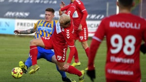 FC Fredericia tabte med 2-0 til Skive, og målmand Alexander Nybo følte, at gnisten og tændingen ikke var til stede. Her kæmper Lukas Enevoldsen om bolden. Foto: Søren Gylling