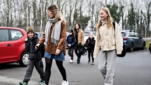 Sanne Scharff Nielsen med børnene Filippa, 7. klasse, og Frej, 1. klasse. Bagefter følger Carina Teglgård Pedersen med sønnerne Noah og William, der går i henholdsvis 0. og 3. klasse på privatskolen Strandmølleskolen i Assens, som er blevet den foretrukne blandt forældrene i byen. Foto: Michael Bager