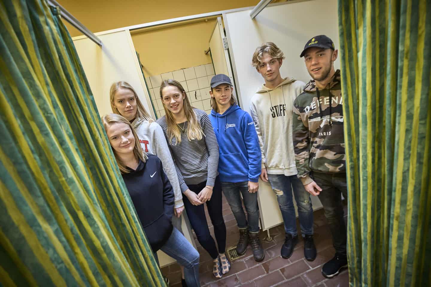 Meget unge teenage piger nøgen