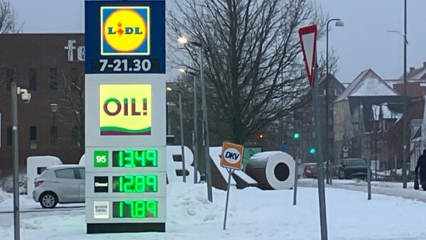 Brændstof koster næsten 18 kroner literen: Hvad sker der?