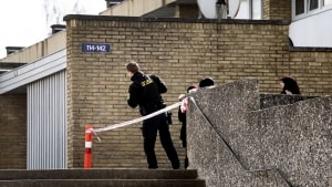 Politiet var massivt til stede i Egeparken, efter at der den 15. april 2021 omkring middagstid blev affyret mindst seks skud mod en forbipasserende personbil, og udsatte flere tilfældige menneskers liv og førlighed for fare. Nu er en 19-årig mand idømt fængsel i tre år og seks måneder. Hvorfor der blev skudt er dog aldrig blevet opklaret. Arkivfoto: Birgitte Carol Heiberg