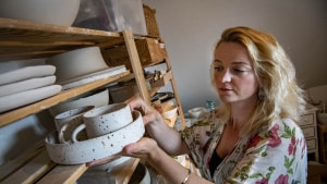 Julie Frandsen driver et efterhånden ret succesfuldt keramikfirma fra sit eget hjem, men hun vil også gerne inspirere kvinder til at leve et bedre liv - og skære alt det unødvendige fra. Foto: Axel Schütt