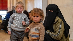I alt bor 19 børn med dansk tilknytning i fangelejrene i det nordlige Syrien. Ni af børnene er født i Danmark, mens de resterende ti er født i konfliktzonen. Foto: Delil Souleiman/AFP