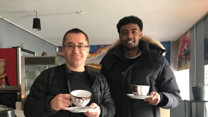 Metin Aydin (til venstre) fra egenvirksomhed.nu og Bilal Abdu i Café Haregu i Banegårdsgade 4 i Aarhus. Cafeen åbner, når coronarestriktionerne er ovre. Privatfoto