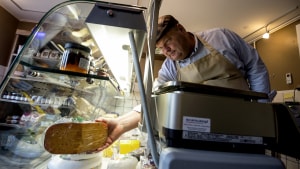Bo Øster købte for et års tid siden ostebutikken i Saxild med sin kone. Den tiltrækker kunder langsvejs fra, og nu har ejerne åbnet en ny forretning i Skanderborg. Foto: Søren E. Alwan