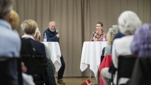 Humøret var højt, da statsminister Mette Frederiksen fik spørgsmål fra salen med journalist Kasper Løvkvist som ordstyrer. Foto: Vibeke Volder