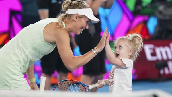 Wozniacki sammenligner moderskab og tennis med at have to fuldtidsjobs.