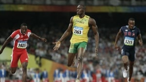 Han gad ikke en gang løbe sig ud. Usain Bolts sejr og verdensrekord i Beijing vil for altid stå som et af de største øjeblikke i den olympiske historie. Måske også et øjeblik med en skygge over sig. Foto: Gary Hershorn/Scanpix