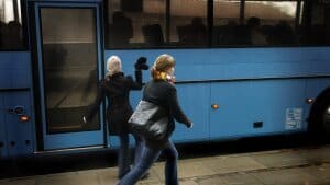 Hvem skal betale for driften af de blå busser? Det spørgsmål splitter region og kommuner, der i flere måneder har forhandlet om en løsning. Nu spidser situationen yderligere til. Arkivfoto: Martin Ballund