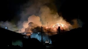 Voldsom brand hos trævirksomhed på Fabriksvej i Pindstrup. Foto: Presse-fotos.dk