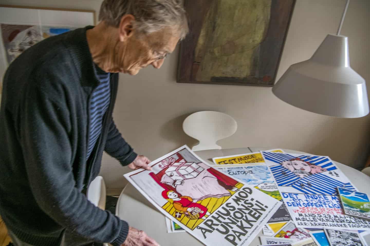 Thomas har protest-plakater med hele livet: Nu er hans version af Rødhætte og EU-Ulven kommet på museum | stiften.dk