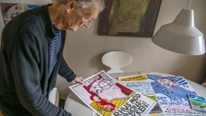 Thomas Kruse kan nemt fylde sit spisebord med plakater med egen signatur. Plakaten med Rødhætte og Ulven hænger i øjeblikket i Danmarks Plakatmuseums udstilling om EU-plakater. Foto: Flemming Krogh