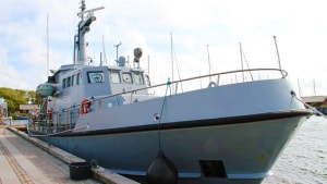 Marinehjemmeværnets fartøj, der her ligger til kaj i havnen i Ringkøing, var tirsdag aften sammen med Hvide Sande Redningsstations fartøj i aktion på Ringkøbing Fjord. Pressefoto