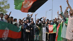Afghanere i Kabul markerer torsdag den afghanske uafhængighedsdag. Flere andre steder i landet har der været mindre demonstrationer. Enkelte steder er der meldinger om dræbte. Foto: Wakil Kohsar/Ritzau Scanpix