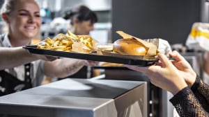 De første 50 kunder kan på åbningsdagen vinde et års forbrug af burgere. Foto: Agnete Nørgaard Larsen
