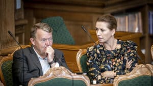 Lars Løkke Rasmussen (M) og Mette Frederiksen (S) er de to største favoritter til at blive statsminister efter folketingsvalget 1. november. Her sidder duoen sammen under Folketingets åbningsdebat tidligere på måneden. Foto: Mads Claus Rasmussen/Ritzau Scanpix