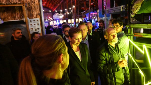 Se billederne fra Storms Pakhus: Mette Frederiksen og Troels Lund Poulsen tørnede sammen på scenen