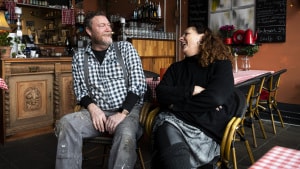 Mike Pabst og Dorthe Bjørn i deres Café Jens Otto, hvis første ti år de kan fejre til sommer. Og det vil blive gjort med manér, lover de. Foto: Anne Myrup Pedersen