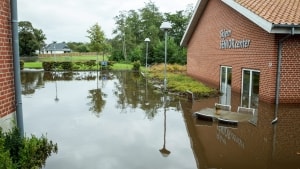 I 2014 blev Skjern ramt af en voldsom oversvømmelse, der blandt andet totalskadede et relativt nyt seniorcenter. Sådanne hændelser kan vi få mange flere af i fremtiden, hvis vi ikke tænker os grundigt om med nybyggeri i dag, advarer ny rapport. Foto: Jørgen Kirk
