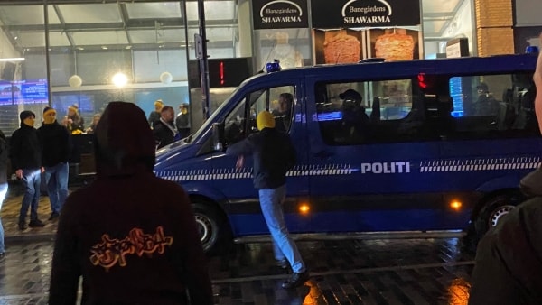 Ballade efter fodboldkamp i Odense: Flaskekast og spark mod politibiler ved banegården