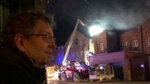 Louis Boe Carslund-Sørensen fulgte fra kl. 2 i nat branden hos genboen. Han vågnede ved en stærk røglugt. Foto: Nana Hanghøj