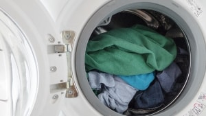 Hvis du venter med de store tøjvaske til i morgen eftermiddag, kan du score halv pris på strømregningen. Foto: Vibeke Toft/Ritzau Scanpix