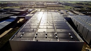 Øget brug af solceller er et af de tiltag, som er med i udkastet til klimaplanen. På billedet ses taget på Rema Distributions nybyggede højlager i Torsted, der blev beklædt med solceller i 2021. Arkivfoto: Morten Pape